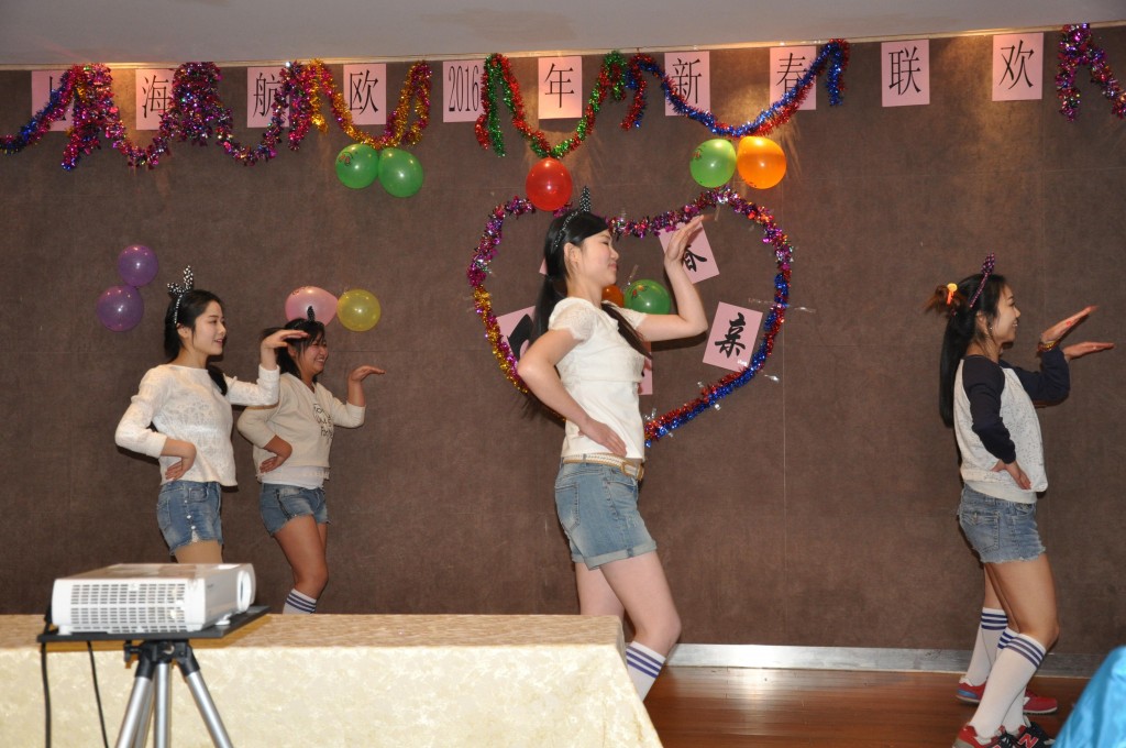 舞蹈《小雞小雞》激情洋溢，活力四射，跳出了大家對2016年的幸福憧憬